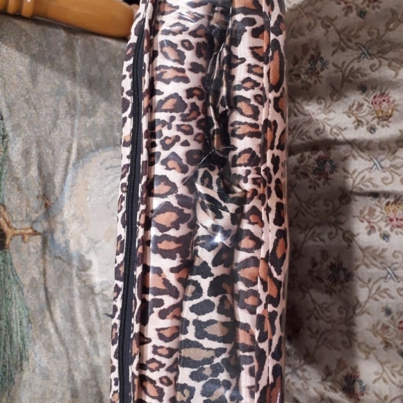 SOLD Luxury leopard print king satin sheet set - Picture 9 of 14